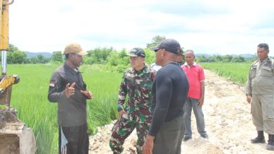 Komandan Kodim 1608/Bima, Letkol Arh. Samuel Asdianto Limbongan, S. Kom., M. Sc., saat memantau pembangunan Jalan Tani di Desa Sondo, Kecamatan Monta, Kabupaten Bima.