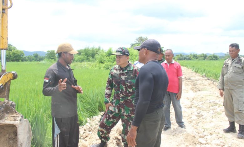 Komandan Kodim 1608/Bima, Letkol Arh. Samuel Asdianto Limbongan, S. Kom., M. Sc., saat memantau pembangunan Jalan Tani di Desa Sondo, Kecamatan Monta, Kabupaten Bima.