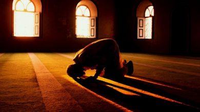 Ilustrasi seseorang sedang melaksanakan salat malam Lailatul Qadar.