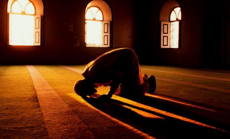 Ilustrasi seseorang sedang melaksanakan salat malam Lailatul Qadar.