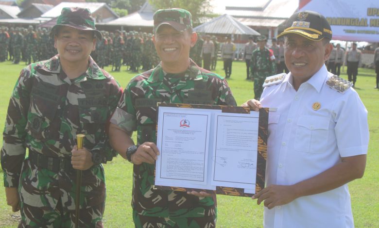 Acara penutupan program TMMD ke-127 dihadiri oleh Kasdam IX/Udayana, Brigjen TNI Taufiq Hanafi (tengah), Komandan Satgas TMMD ke-127, Letkol Arh Samuel Asdianto Limbongan (kiri), dan Bupati Bima, Ady Mahyudi (kanan) di lapangan Desa Sondo, Kecamatan Monta, Kabupaten Bima pada Rabu, 11 Maret 2026.