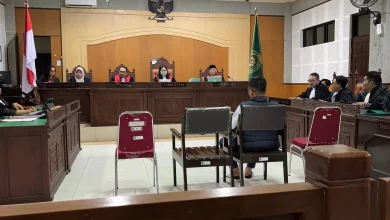 Suasana sidang perdana terhadap ketiga terdakwa kasus dugaan dana 'siluman' DPRD NTB pada Jumat, 27 Februari 2026.