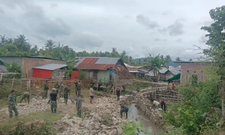 Pembangunan talut oleh TMMD ke-127 di Desa Talouwi, Kecamatan Monta, Kabupaten Bima.