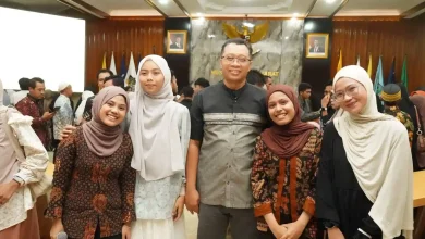 Pembina Yayasan Gemilang Center, Zulkieflimansyah (tengah) saat melepas keberangkatan 27 awardee NTB menuju Malaysia.