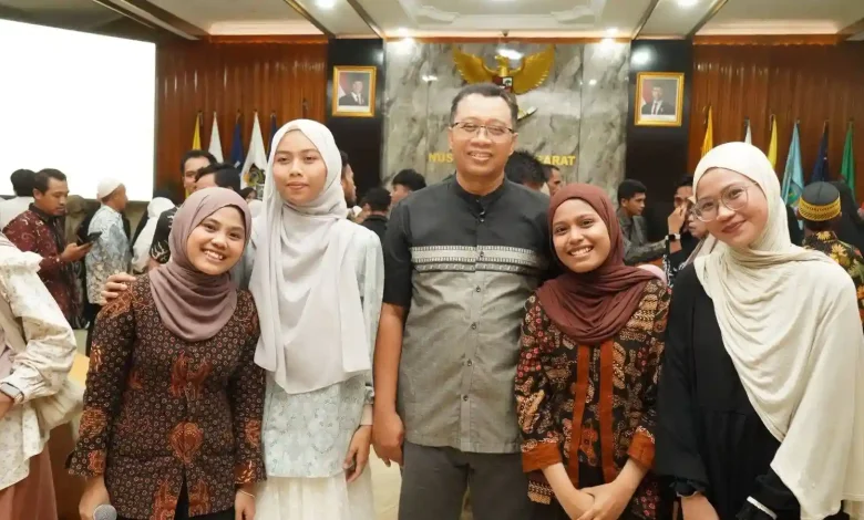 Pembina Yayasan Gemilang Center, Zulkieflimansyah (tengah) saat melepas keberangkatan 27 awardee NTB menuju Malaysia.