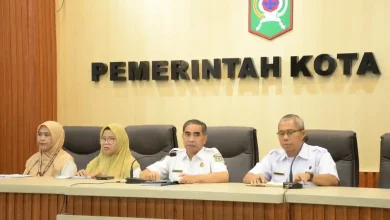Sekretaris Daerah Kota Bima, M. Fakhrunraji (tengah) pimpin rapat koordinasi Pencegahan, Penanggulangan dan Antisipasi Meningkatnya Kasus Suspek Campak di Kota Bima.