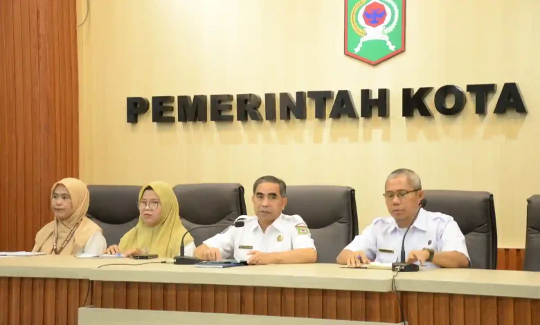 Sekretaris Daerah Kota Bima, M. Fakhrunraji (tengah) pimpin rapat koordinasi Pencegahan, Penanggulangan dan Antisipasi Meningkatnya Kasus Suspek Campak di Kota Bima.