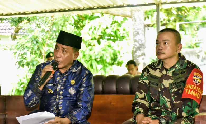 Bupati Bima, Ady Mahyudi (kiri) bersama Komandan Kodim 1608/Bima, Letkol Arh Samuel Asdianto Limbongan (kanan).