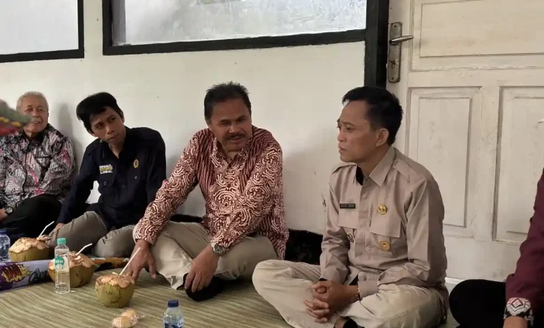 Rektor terpilih periode 2026–2030, Sukardi, bersama Rektor Universitas Mataram, Bambang Hari Kusumo, mengunjungi kawasan Gerupuk dan bertemu dengan Bupati Kabupaten Lombok Tengah, Lalu Pathul Bahri.