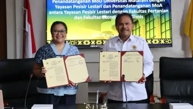 Rektor Universitas Mataram, Bambang Hari Kusumo (kanan) bersama Direktur Yayasan Pesisir Lestari, Dina D. Kosasih (kiri) dalam agenda penandatanganan Mou dan MoA pada Senin, 26 Januari 2026.