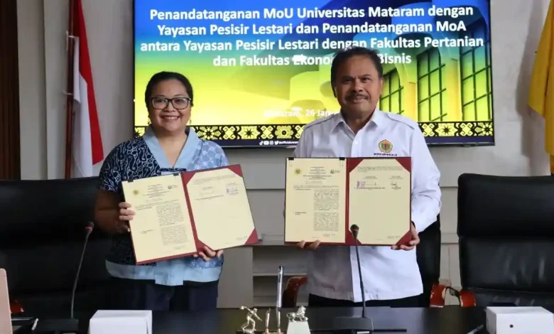 Rektor Universitas Mataram, Bambang Hari Kusumo (kanan) bersama Direktur Yayasan Pesisir Lestari, Dina D. Kosasih (kiri) dalam agenda penandatanganan Mou dan MoA pada Senin, 26 Januari 2026.