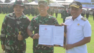 Acara penutupan program TMMD ke-127 dihadiri oleh Kasdam IX/Udayana, Brigjen TNI Taufiq Hanafi (tengah), Komandan Satgas TMMD ke-127, Letkol Arh Samuel Asdianto Limbongan (kiri), dan Bupati Bima, Ady Mahyudi (kanan) di lapangan Desa Sondo, Kecamatan Monta, Kabupaten Bima pada Rabu, 11 Maret 2026.