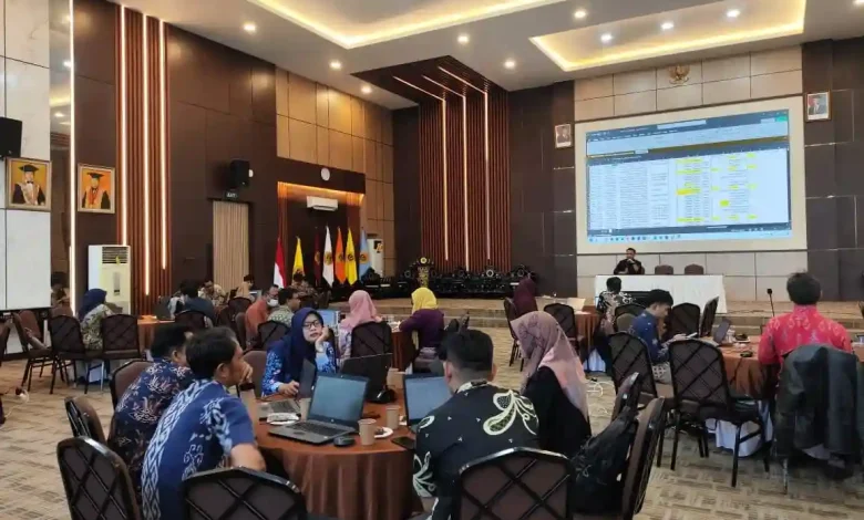 Suasana acara workshop pengisian Tracer Study 2025 (IKU 1) di Ruang Sidang Senat Unram pada Rabu, 18 Februari 2026.