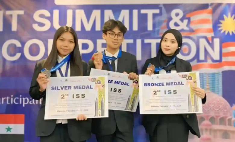 Tiga mahasiswa Unram raih Medali di Kompetisi Esai Internasional Malaysia, Ni Komang Novi Sukrianti (kiri), Salahudin (tengah), dan Ulya Safira (kanan).