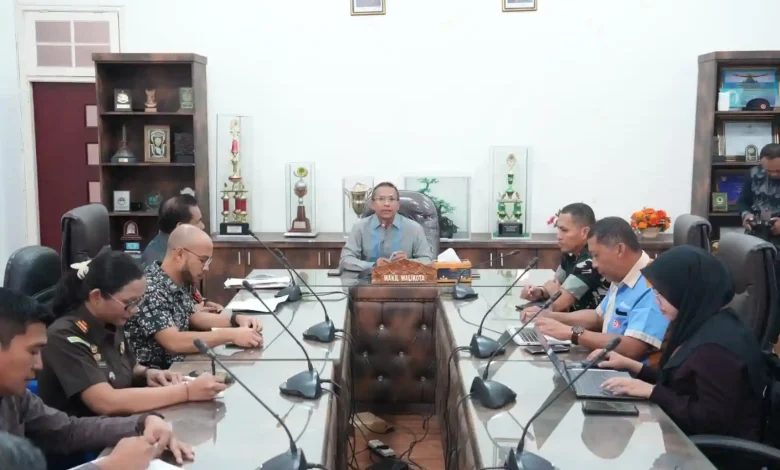 Wakil Wali Kota Bima, Feri Sofian, memimpin rakor TPID di Aula Parenta Kantor Pemkot Bima pada Kamis, 12 Maret 2026.