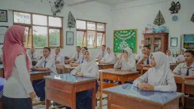 Ilustrasi guru sedang mengajar di Sekolah.