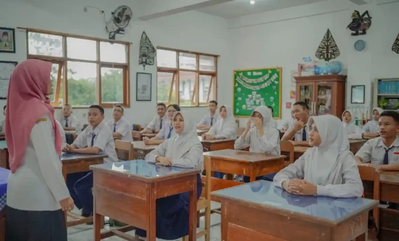 Ilustrasi guru sedang mengajar di Sekolah.