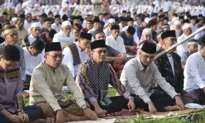 Suasana persiapan salat Idulfitri tahun 2025 di Lapangan Pahlawan Kota Bima.