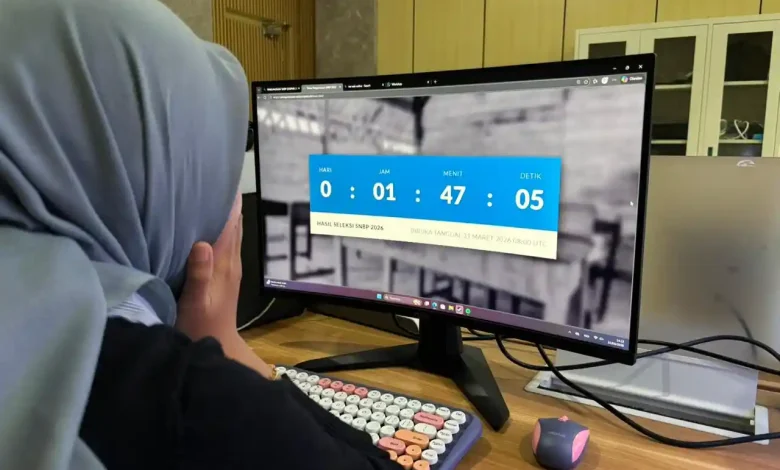 Ilustrasi seorang siswa menunggu hasil pengumuman SNBP 2026.