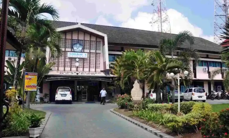 Gedung SMAN 1 Mataram di Jalan Pendidikan No. 21, Kelurahan Dasan Agung Baru, Kecamatan Selaparang, Kota Mataram.