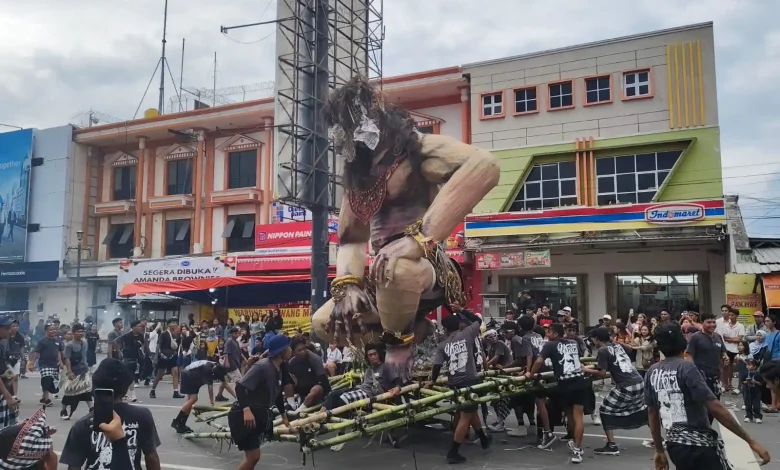 Suasana pelaksanaan pawai Ogoh-ogoh di Kota Mataram tahun 2025.