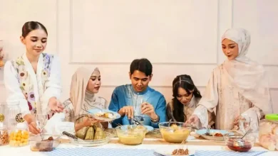 Ilustrasi seseorang sedang makan makanan berat saat Lebaran