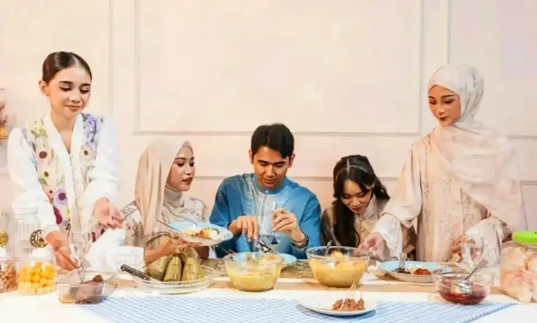Ilustrasi seseorang sedang makan makanan berat saat Lebaran