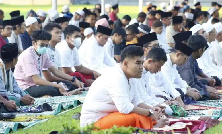 Kegiatan salat Idulfitri di Lapangan Rektorat Unram