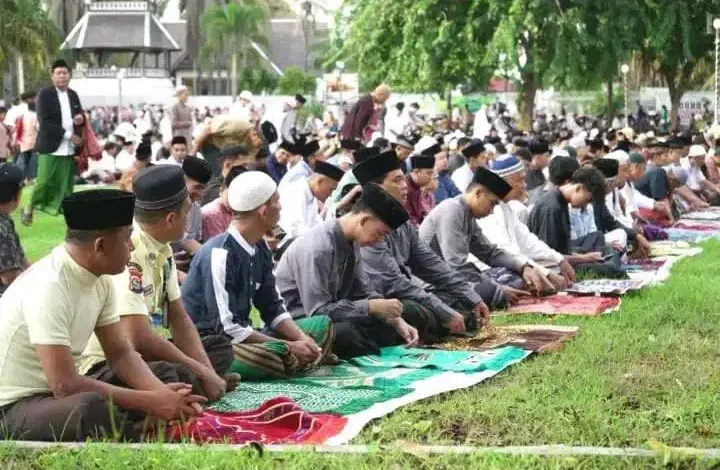 Salat Idulfitri di Lapangan Pahlawan Sumbawa Besar