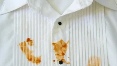 Ilustrasi baju Lebaran terkena noda opor dan rendang