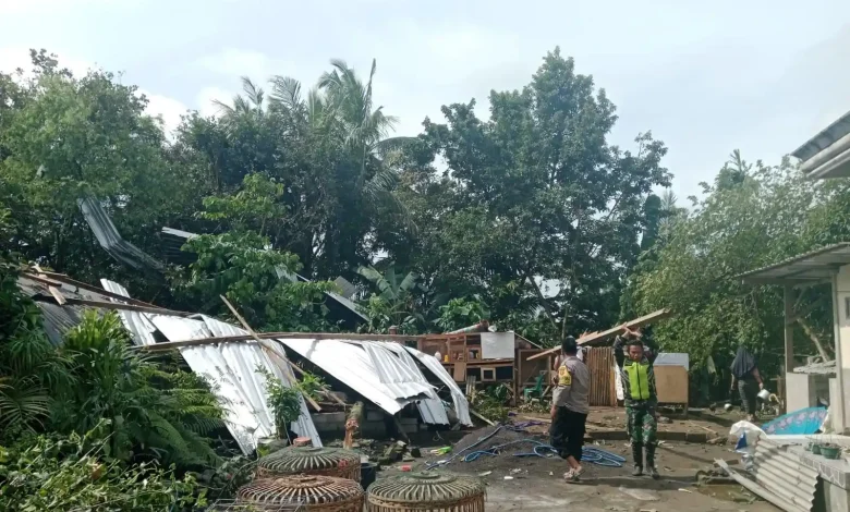 Angin Puting Beliung Landa Desa Selebung Lombok Tengah