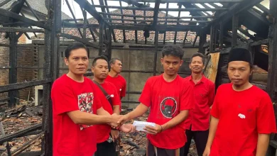 DPC PDI Perjuangan Lombok Timur Bantu Korban Kebakaran di Wanasaba Lauk