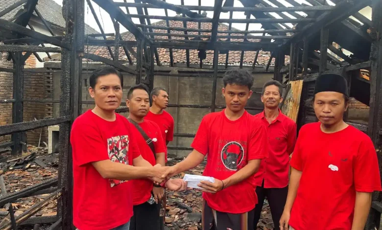 DPC PDI Perjuangan Lombok Timur Bantu Korban Kebakaran di Wanasaba Lauk