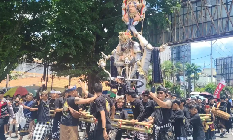 Harmoni Parade Ogoh-ogoh di Kota Mataram