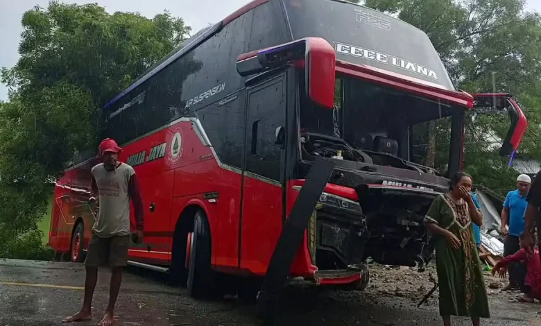 Kecelakaan Bus Mulya Jaya di Plampang Sumbawa
