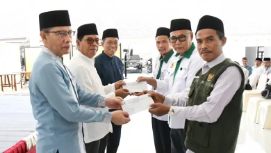 Bupati Lombok Timur Serahkan Zakat melalui Baznas