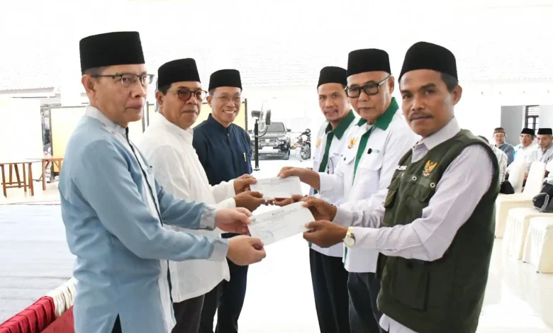 Bupati Lombok Timur Serahkan Zakat melalui Baznas