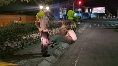 Seorang petugas kebersihan ditemukan tergeletak di trotoar kawasan Jalan Sriwijaya, tepatnya di sekitar Simpang Empat Tanah Aji, Kota Mataram pada Jumat dini hari, 27 Maret 2026.