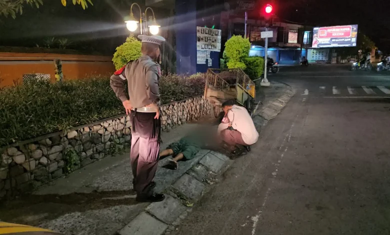 Seorang petugas kebersihan ditemukan tergeletak di trotoar kawasan Jalan Sriwijaya, tepatnya di sekitar Simpang Empat Tanah Aji, Kota Mataram pada Jumat dini hari, 27 Maret 2026.