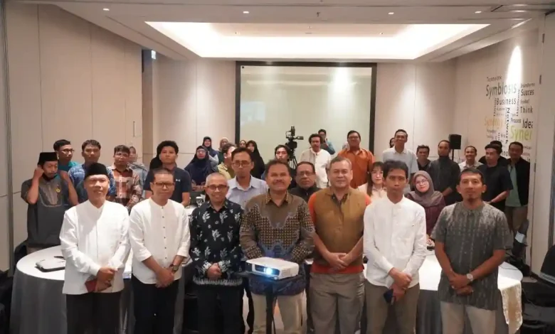Rektor Unram, Prof. Ir. Bambang Hari Kusumo, M.Agr.St., Ph.D. (batik coklat) saat menghadiri Workshop Penguatan SDM di Prime Park Hotel.