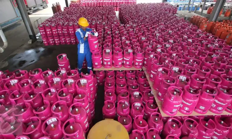 Ilustrasi seorang pekerja menata tabung Bright Gas 5,5 Kg.