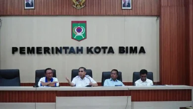 Sekretaris Daerah Kota Bima, Drs. H. Muhammad Fakhrunraji, SH., MM., (tengah, baju putih) memimpin langsung rapat koordinasi sponsorship bersama sejumlah perwakilan BUMD dan BUMN pada Rabu, 8 April 2026.