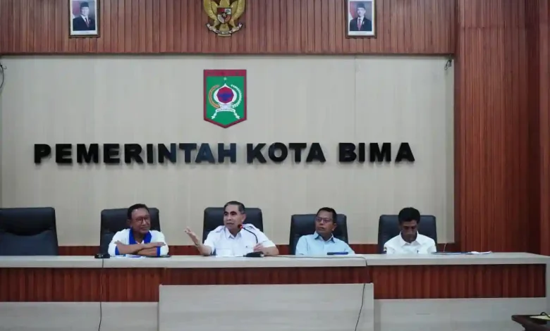 Sekretaris Daerah Kota Bima, Drs. H. Muhammad Fakhrunraji, SH., MM., (tengah, baju putih) memimpin langsung rapat koordinasi sponsorship bersama sejumlah perwakilan BUMD dan BUMN pada Rabu, 8 April 2026.
