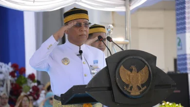 Wali Kota Bima, H. A. Rahman H. Abidin saat upacara HUT ke-24 di Halaman Kantor Wali Kota Bima pada Jumat, 10 April 2026.