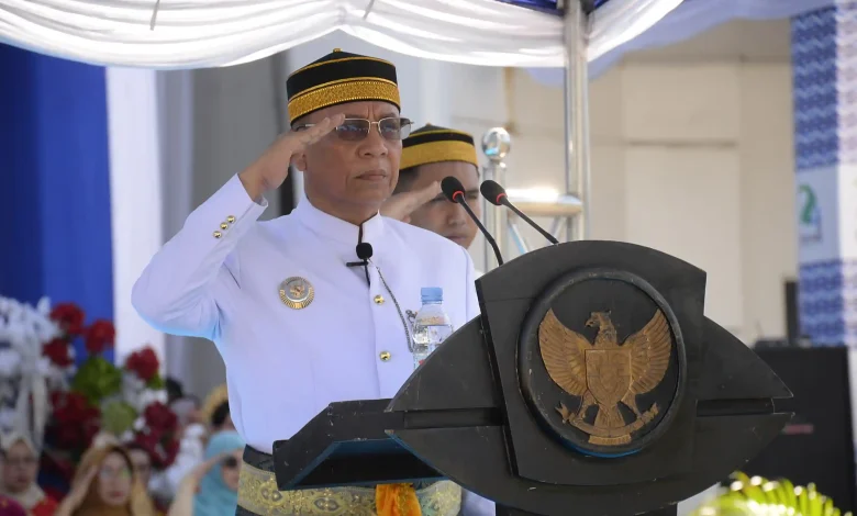 Wali Kota Bima, H. A. Rahman H. Abidin saat upacara HUT ke-24 di Halaman Kantor Wali Kota Bima pada Jumat, 10 April 2026.