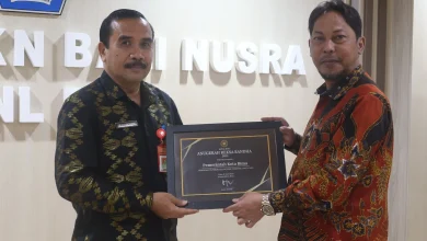 Asisten III Setda Kota Bima, Drs. Muhammad Saleh (kiri) saat menerima Anugerah Reksa Bandha Tahun 2025.