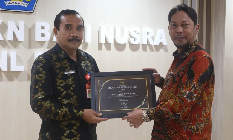 Asisten III Setda Kota Bima, Drs. Muhammad Saleh (kiri) saat menerima Anugerah Reksa Bandha Tahun 2025.