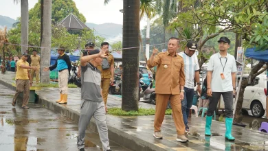 Wali Kota Bima, H. A. Rahman H. Abidin (tengah, baju coklat) saat mengunjungi lapangan Serasuba.