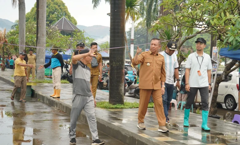 Wali Kota Bima, H. A. Rahman H. Abidin (tengah, baju coklat) saat mengunjungi lapangan Serasuba.