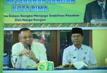 Wali Kota Bima, H. A. Rahman H. Abidin (kiri) saat memberikan bantuan minyak dan beras kepada masyarakat Kelurahan Kolo, Rabu, 22 April 2026.